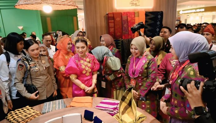 Tenun Bima Curi Perhatian Selvi Gibran di Pameran Nasional Dekranas