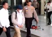 Bupati Lombok Barat LAZ Tiba di Gedung KPK Usai OTT, Kenakan Topi dan Masker