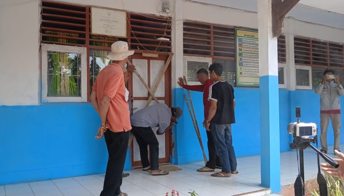 Tolak Kepsek Baru, Mantan Timses Bupati Bima Segel SMPN 2 Wawo