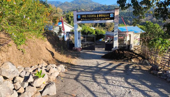 Cegah Erosi dan Longsor, Wali Murid Bersama Guru Patungan Bangun Tanggul SMAN 1 Donggo