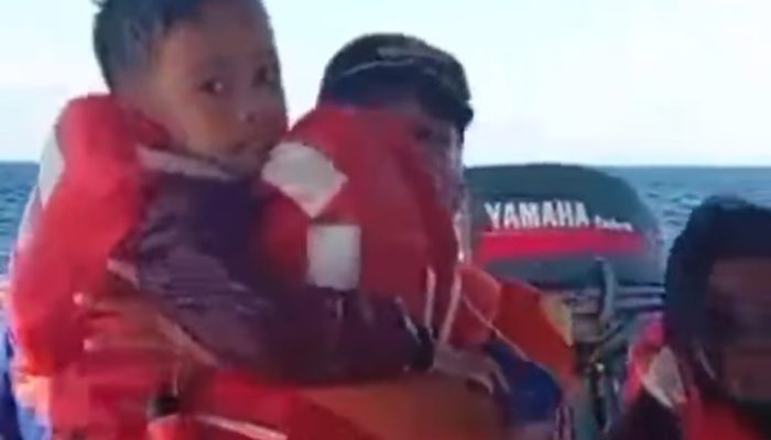 Tim SAR Gabungan Evakuasi Penumpang KMP Putri Yasmin yang Terbakar di Selat Lombok