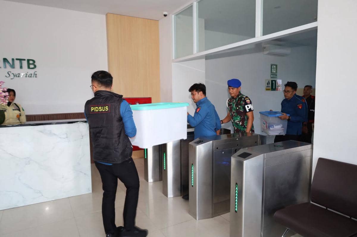 Tim Pidsus Kejati NTB saat membawa dokumen yang disita usai menggeledah kantor Bank NTB Syariah, Kamis (23/7/2026).