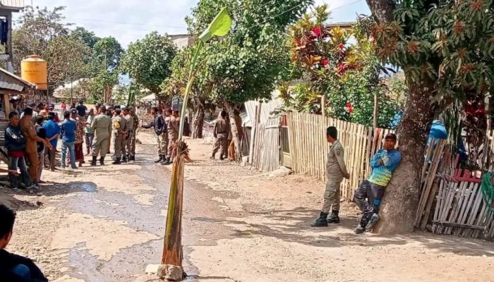 Warga Donggo Blokir Jalan, Desak Pemkab Bima Aspal Jalan
