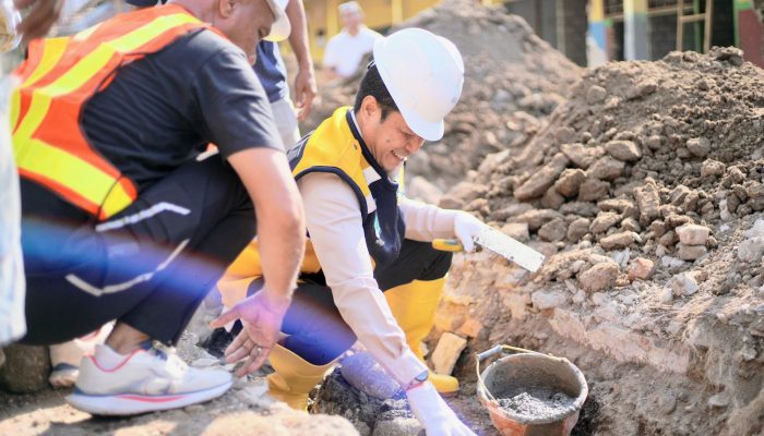 Bupati Dompu Salurkan 57 Rombong UMKM, Bangun Dua Food Court Senilai Rp2,95 Miliar