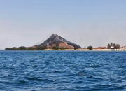 Savana Pulau Kenawa Menghitam Dilalap Api