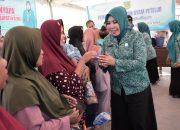 Selasa Menyapa Woha, TP PKK Bima Serahkan Bantuan Pangan untuk Keluarga Rentan