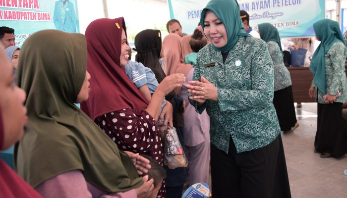 Selasa Menyapa Woha, TP PKK Bima Serahkan Bantuan Pangan untuk Keluarga Rentan