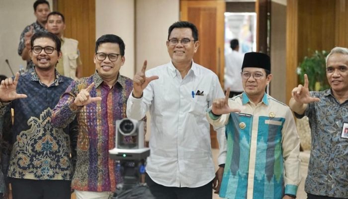 Ribuan KK di Dompu Belum “Terang”, Bambang Firdaus Perjuangkan Listrik Desa
